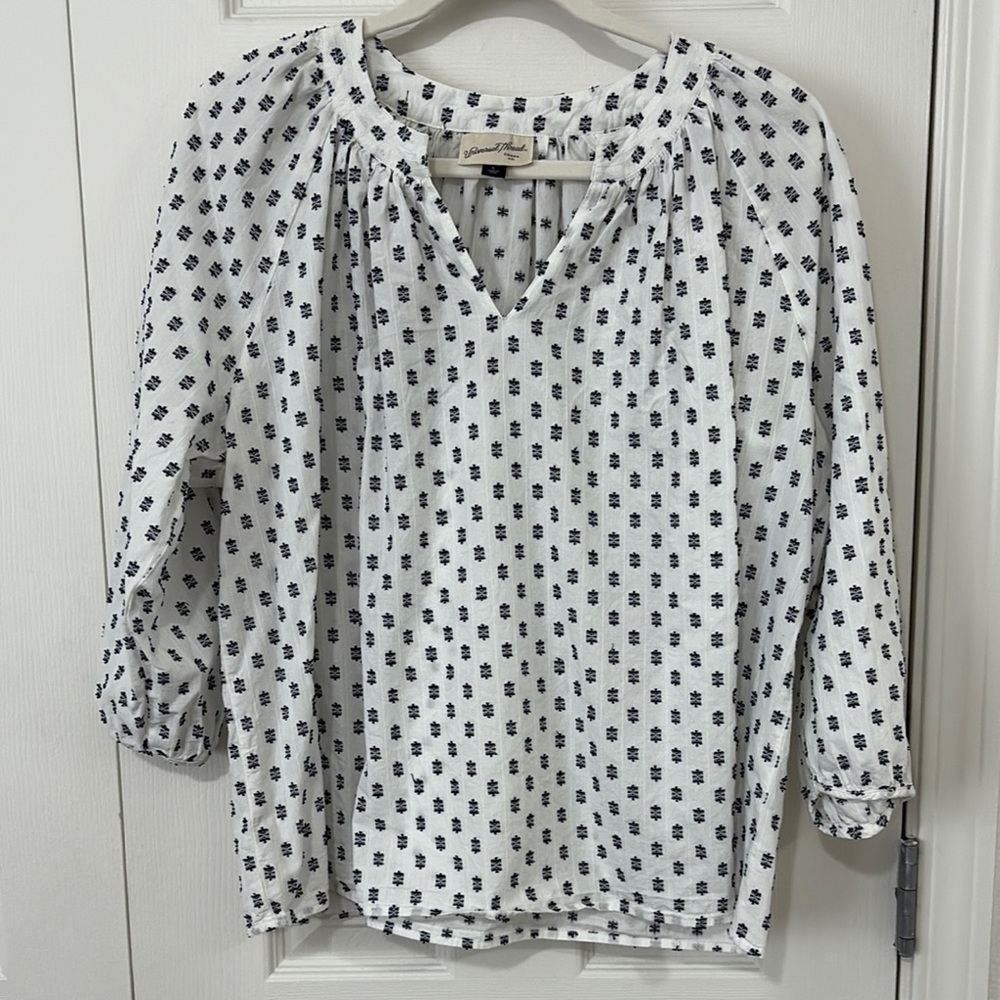 Universal Thread White and Navy 3/4 Sleeve Blouse